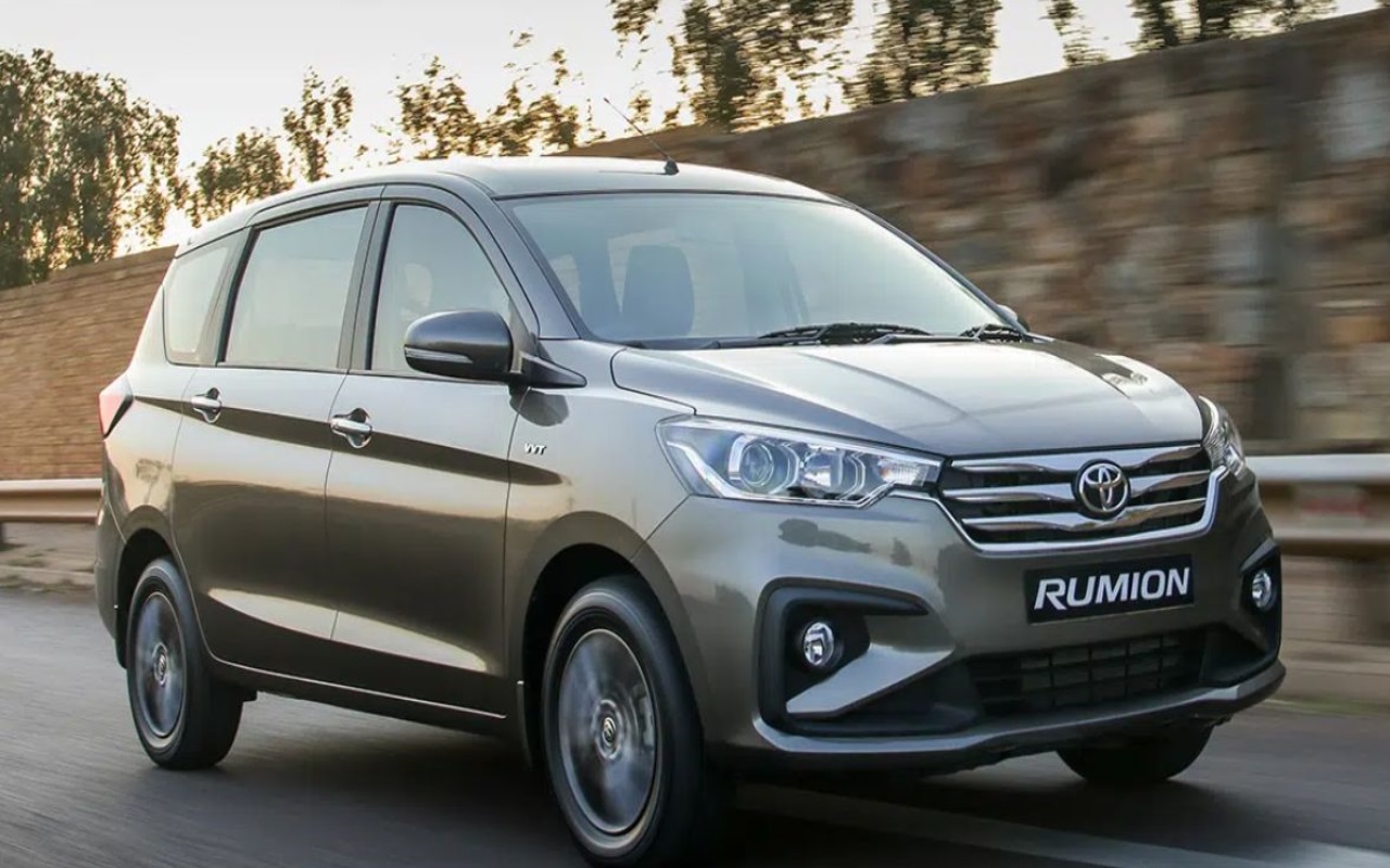 Ertiga को पटकनी देकर फर्राटे से दौड़ रही Toyota Rumion की 7-Seater कार, दे रही 26KM माइलेज 1