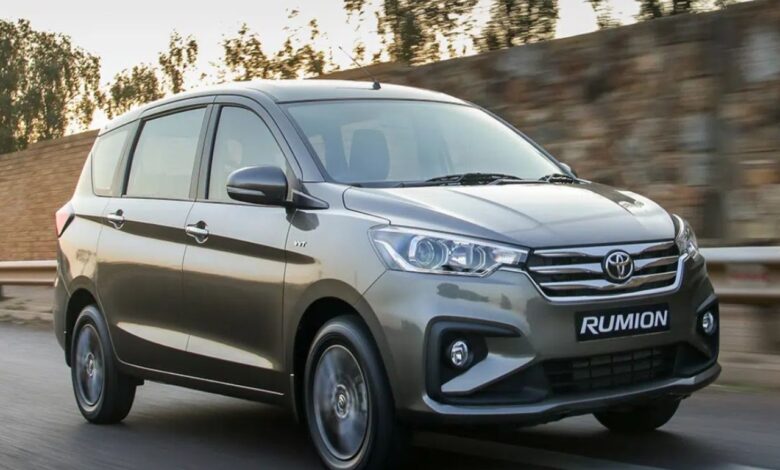 Ertiga को पटकनी देकर फर्राटे से दौड़ रही Toyota Rumion की 7-Seater कार, दे रही 26KM माइलेज 1