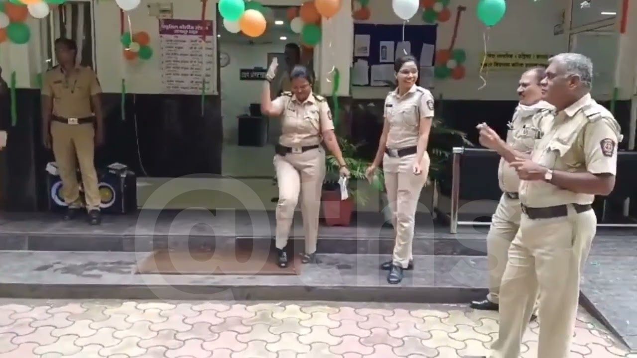 थाने में मैडम के साथ साहब ने लगाए ठुमके, VIDEO ने पुलिस वालों की लगाई वाट 1