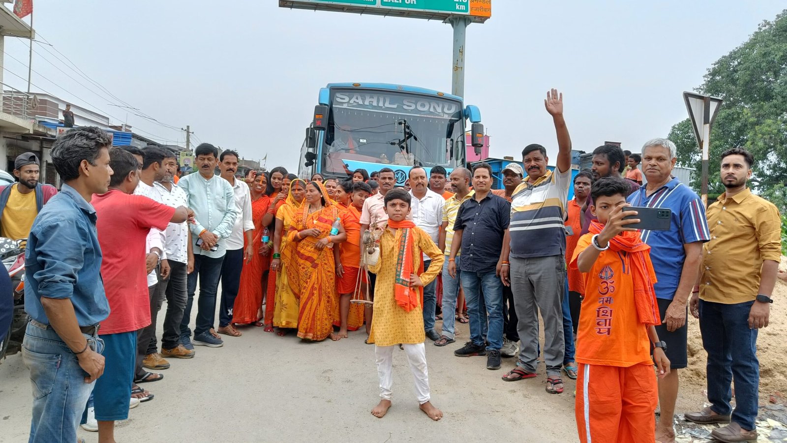 सांसद मनीष जायसवाल के सौजन्य से श्रद्धालुओं से भरा बस का एक जत्था हर हर महादेव व बोलबम के उद्घोष के साथ निकली कांवर यात्रा