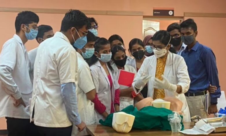 AIIMS में छात्रों को एडमिशन मिलना क्यों है मुश्किल, MBBS कराने वाले डॉक्टर की कितनी होती है सैलरी, जानें इसमें चयन की प्रक्रिया 1