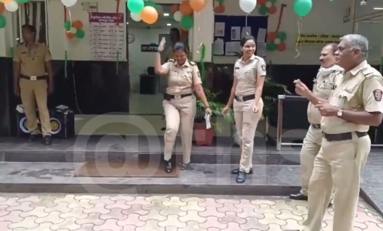 थाने में मैडम के साथ साहब ने लगाए ठुमके, VIDEO ने पुलिस वालों की लगाई वाट 1